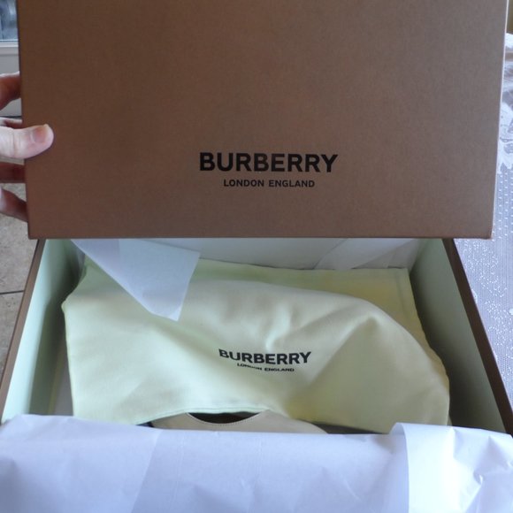 New Burberry Light Green Patent Leather Heeled Pumps Size 36.5 M - Picture 2 of 15